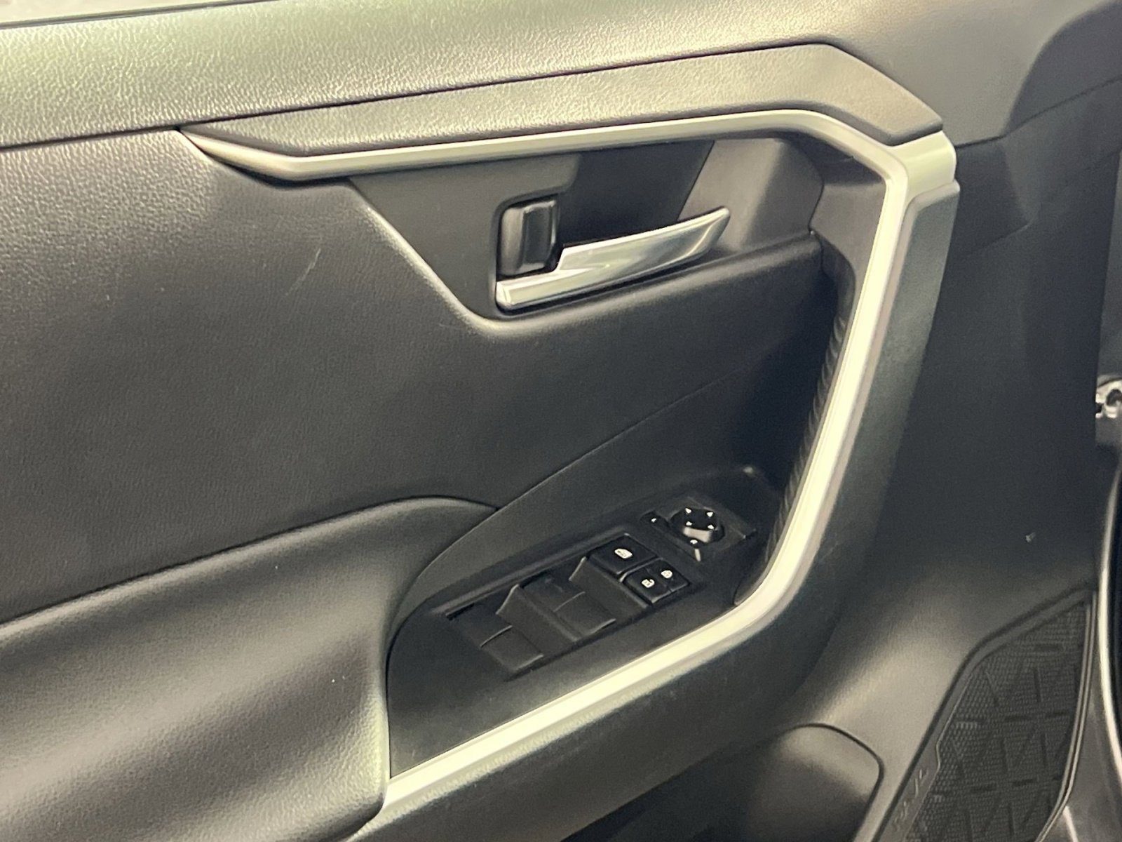 Used 2020 Toyota RAV4 XLE image 13