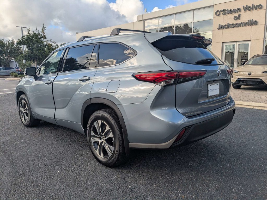 Used 2021 Toyota Highlander XLE AWD/4WD image 4