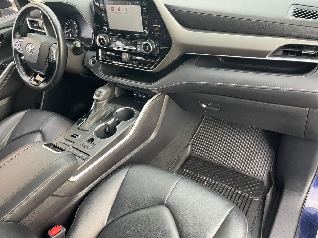 Used 2021 Toyota Highlander XLE AWD/4WD image 37