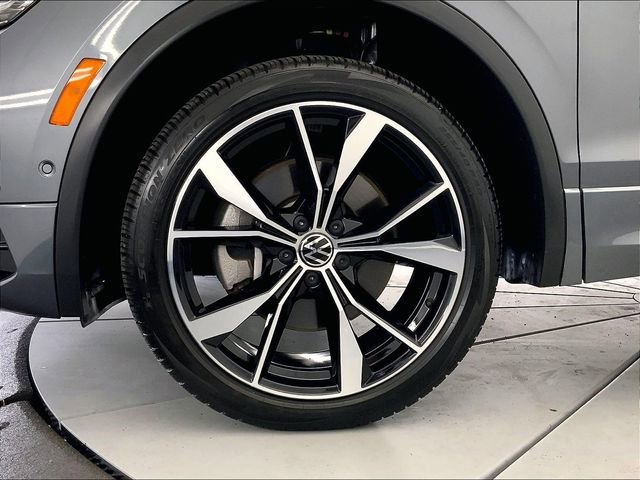 Certified 2022 Volkswagen Tiguan SEL R-Line image 9