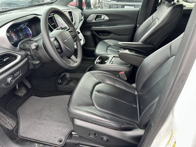 Used 2024 Chrysler Pacifica Limited FWD image 13