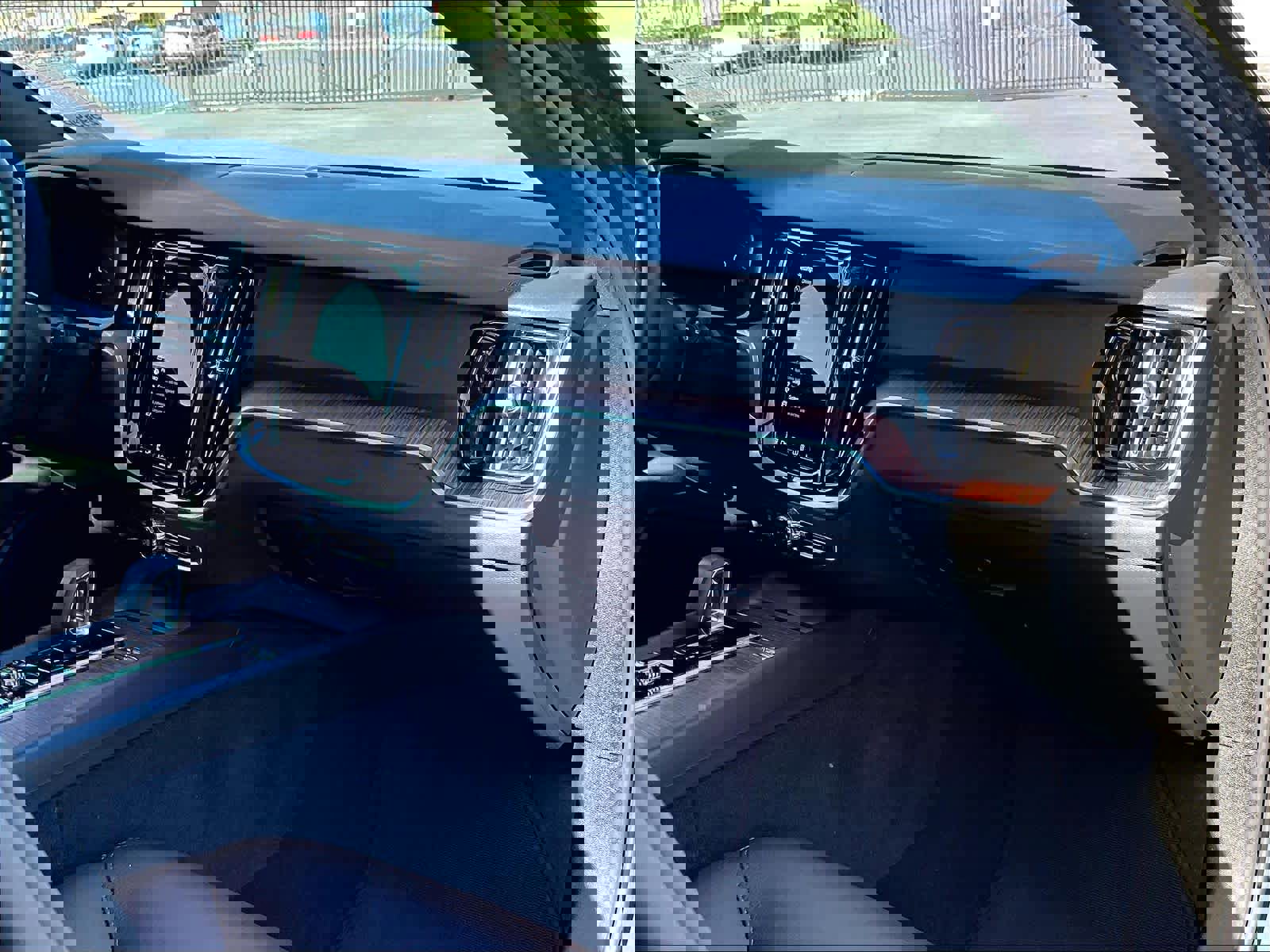 Used 2025 Volvo V60 B5 Cross Country Plus image 19