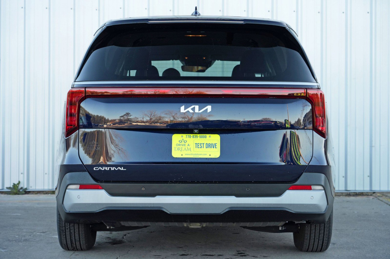 Used 2025 Kia Carnival FWD image 11
