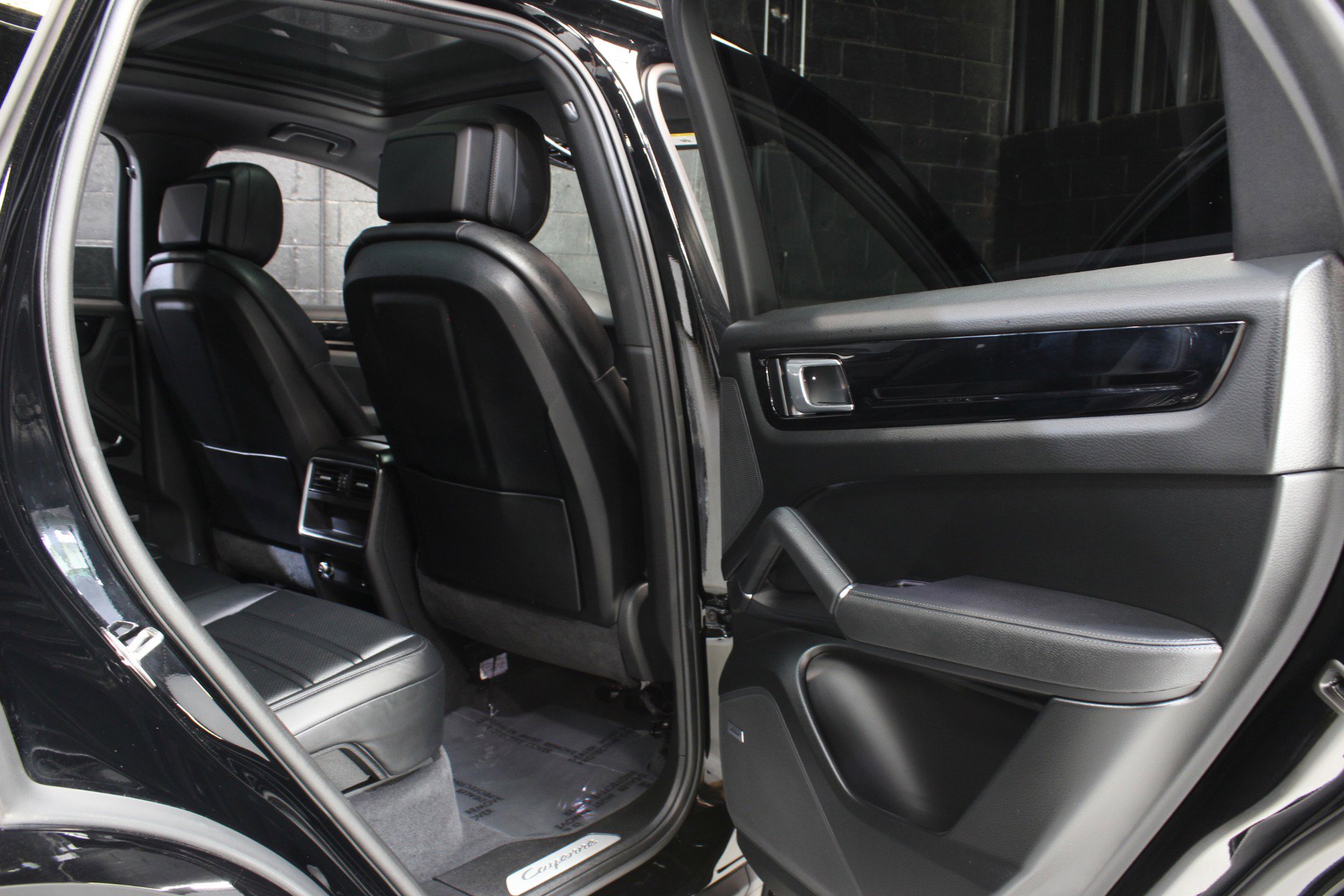 Used 2022 Porsche Cayenne E-Hybrid w/ Premium Package image 35