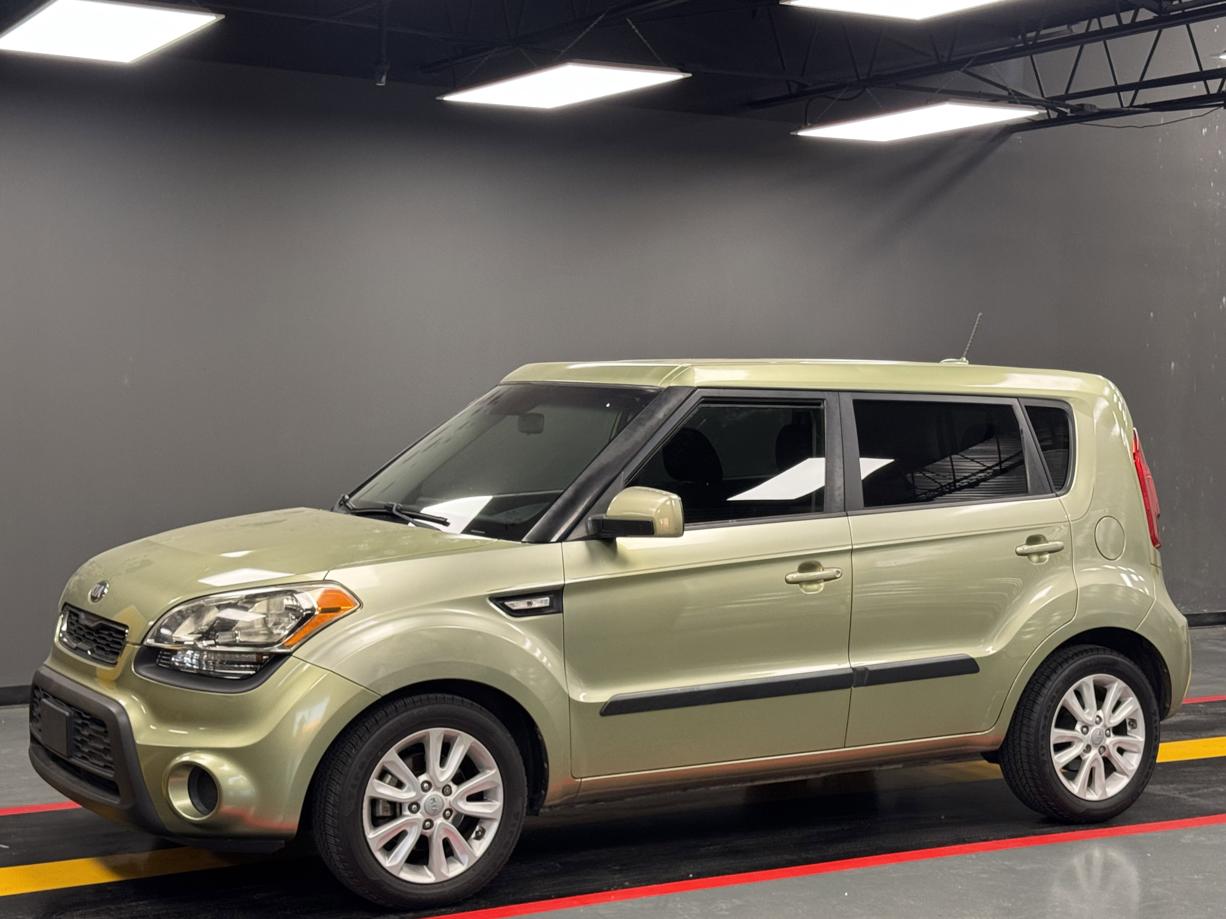 Used 2013 Kia Soul FWD image 1