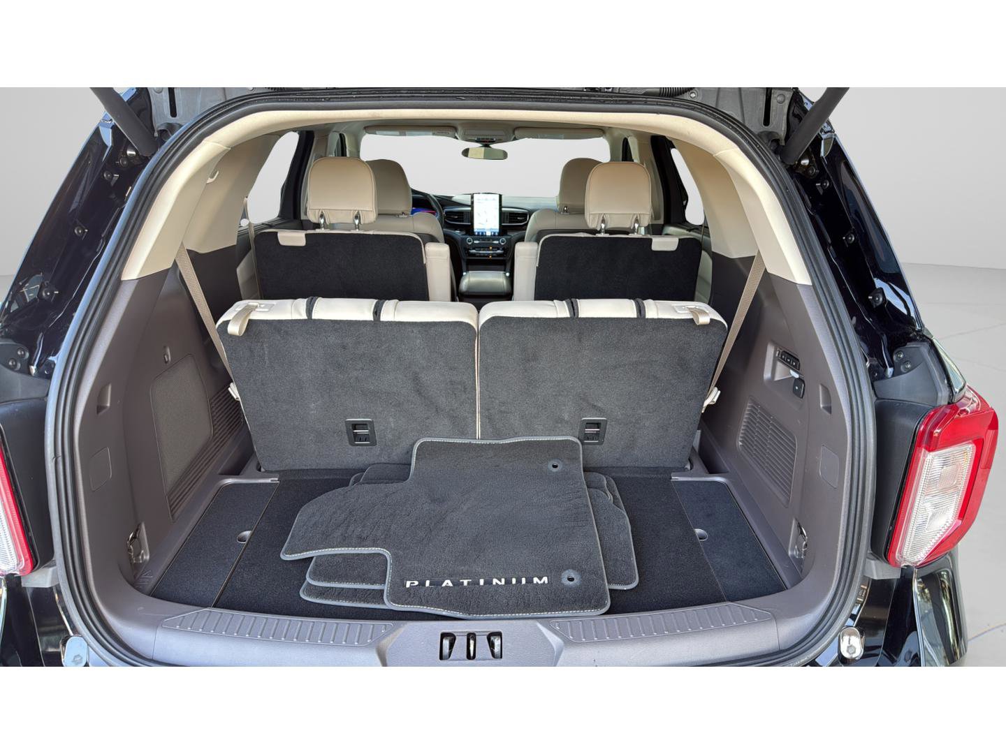 Used 2020 Ford Explorer Platinum w/ Premium Technology Package image 17