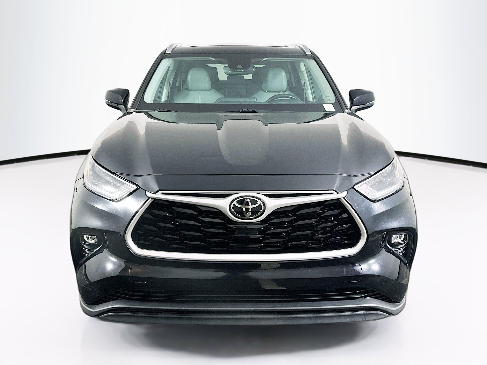Used 2021 Toyota Highlander XLE AWD/4WD image 2