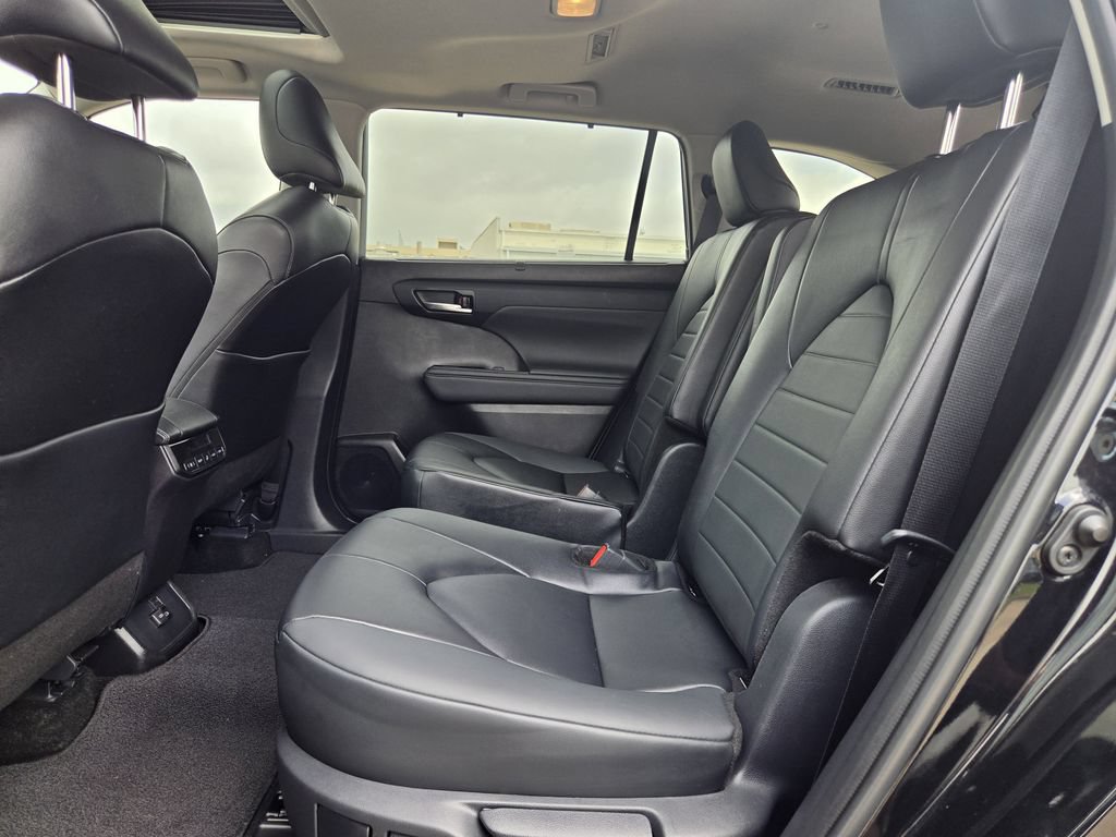 Used 2024 Toyota Highlander XLE FWD image 30