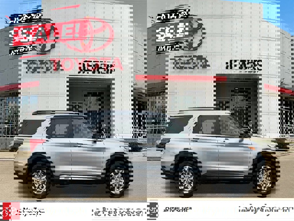 Used 2023 Ford Explorer XLT w/ Equipment Group 202A image 3