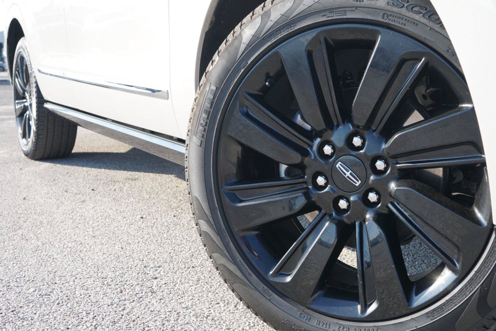 Used 2024 Lincoln Navigator Reserve AWD/4WD image 2