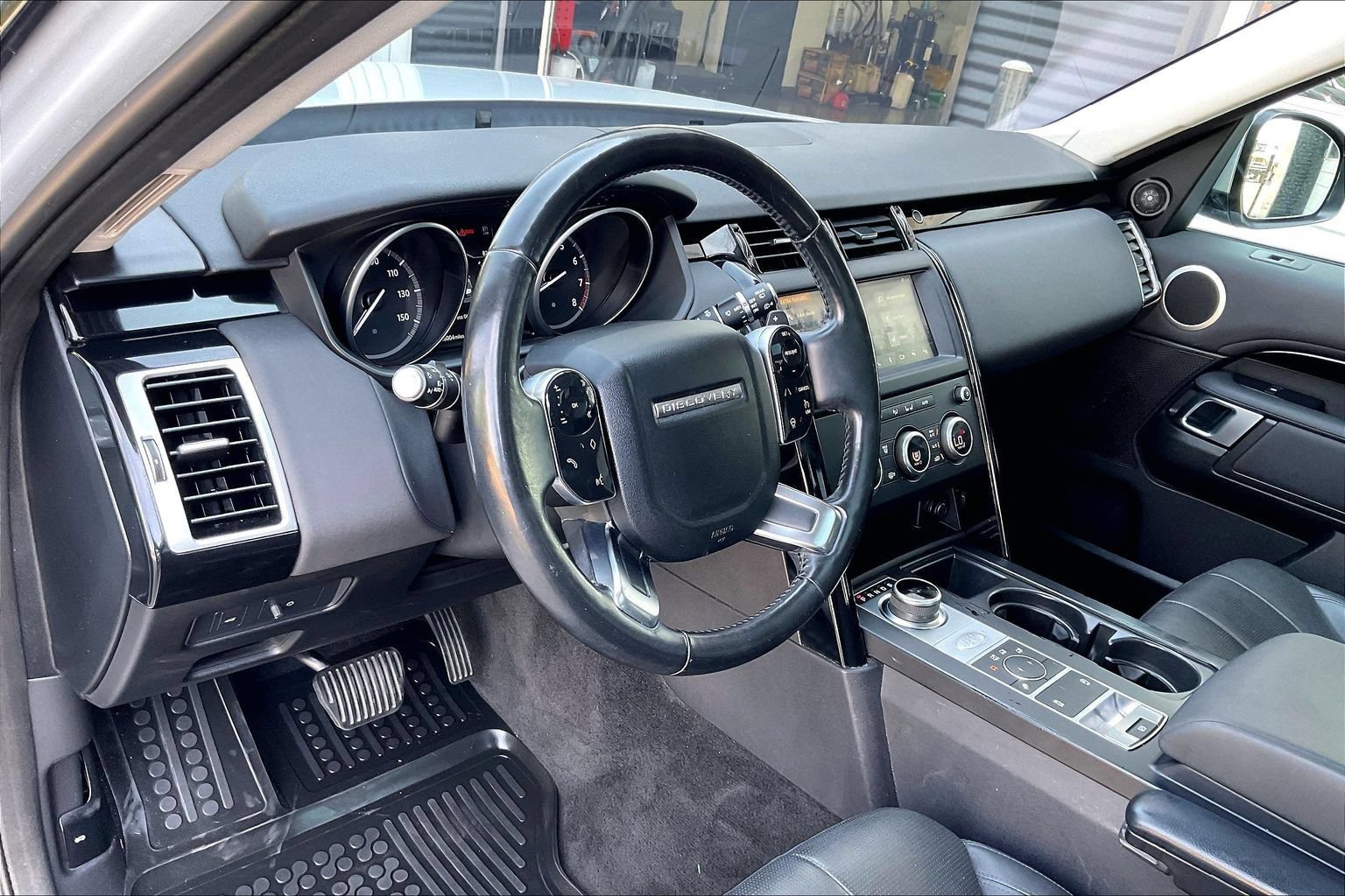 Used 2020 Land Rover Discovery SE AWD/4WD image 15