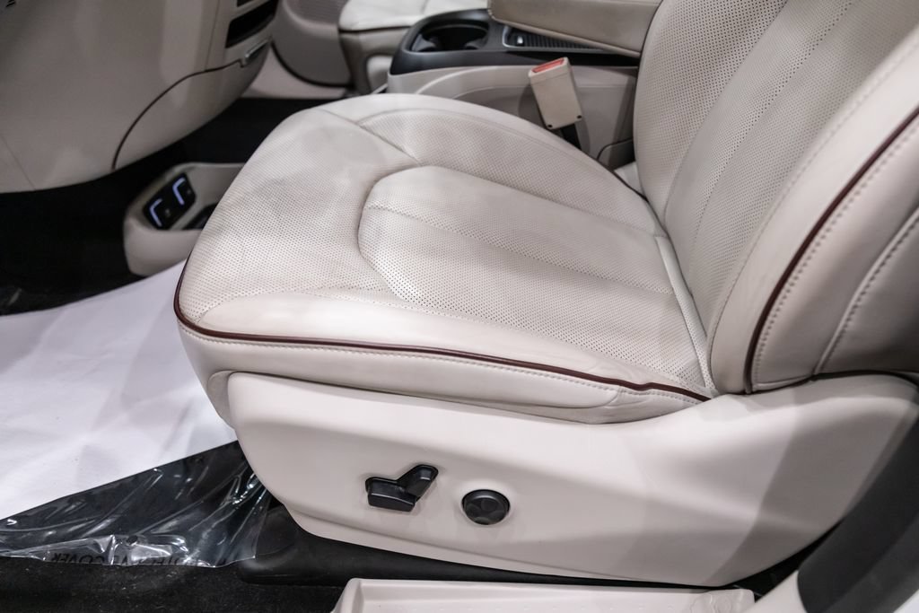 Used 2019 Chrysler Pacifica Limited FWD image 9