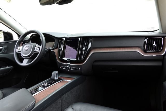 Used 2023 Volvo XC60 B5 Plus image 33