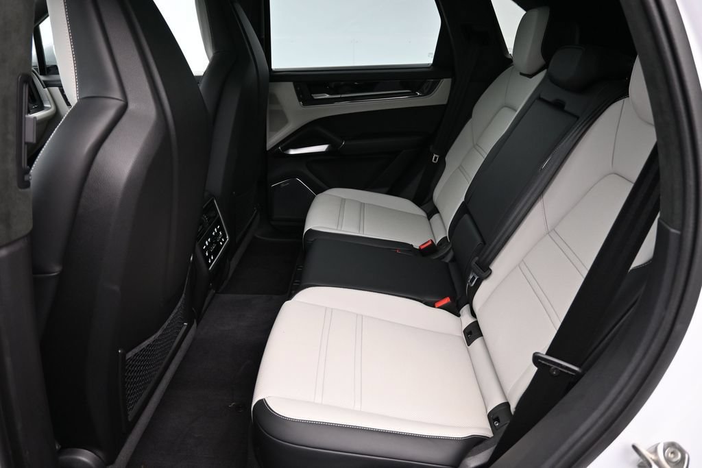 Certified 2025 Porsche Cayenne Turbo AWD/4WD image 7