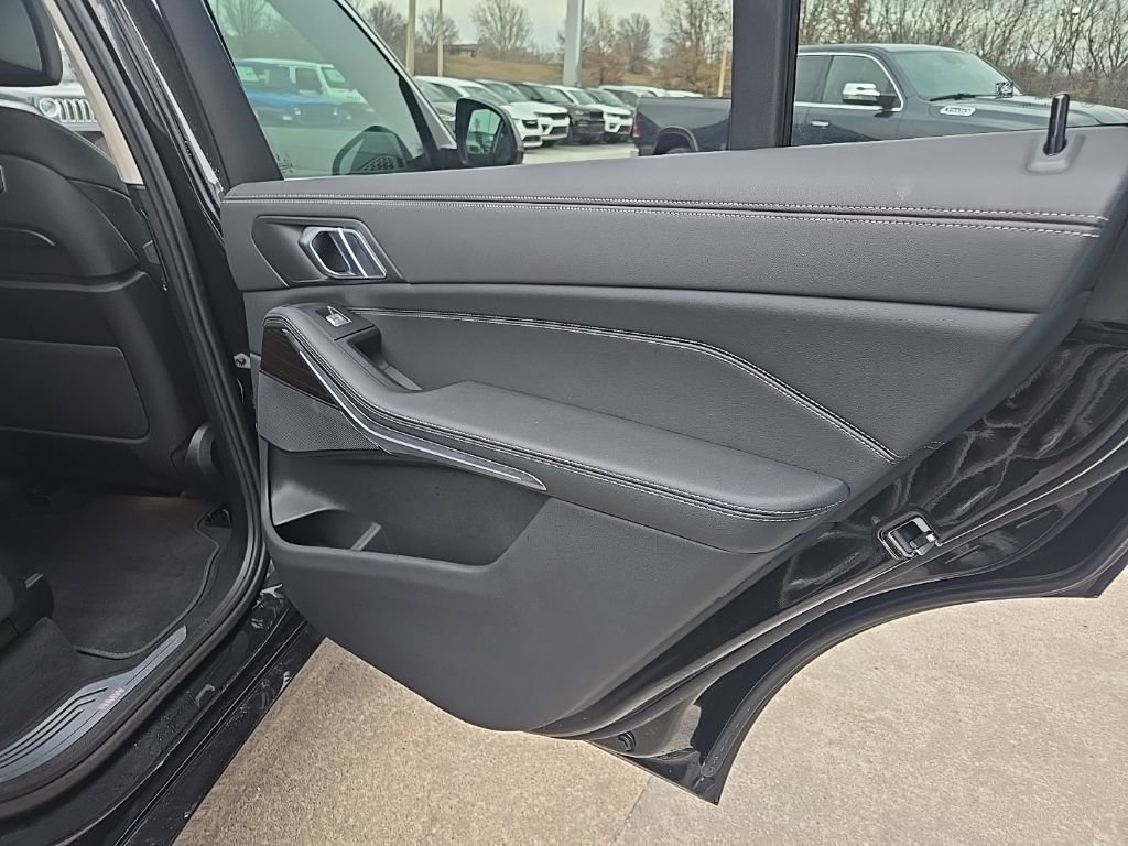 Used 2024 BMW X7 xDrive40i w/ Climate Comfort Package image 79