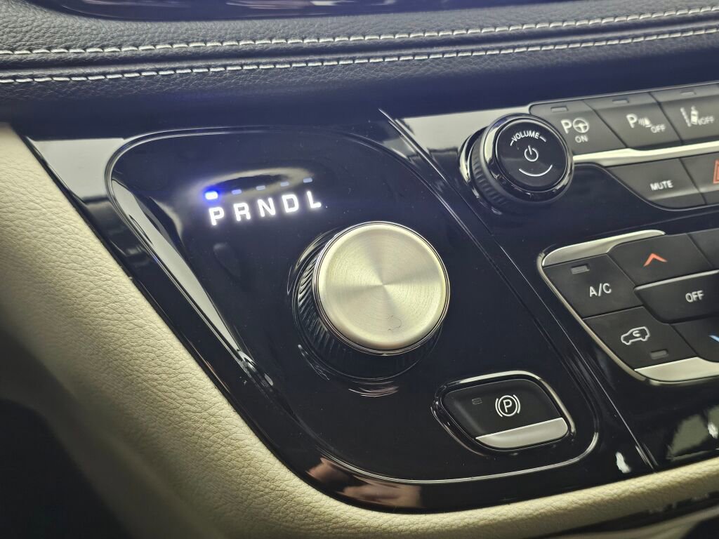 Used 2023 Chrysler Pacifica Touring-L image 29