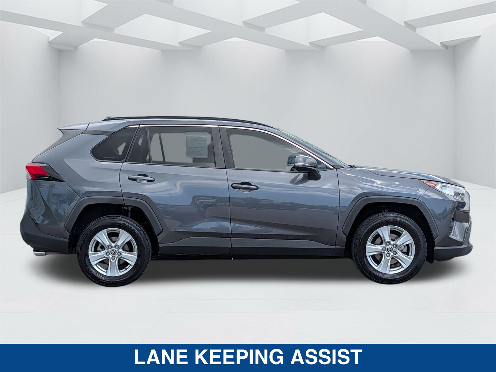 Used 2020 Toyota RAV4 XLE AWD/4WD image 4