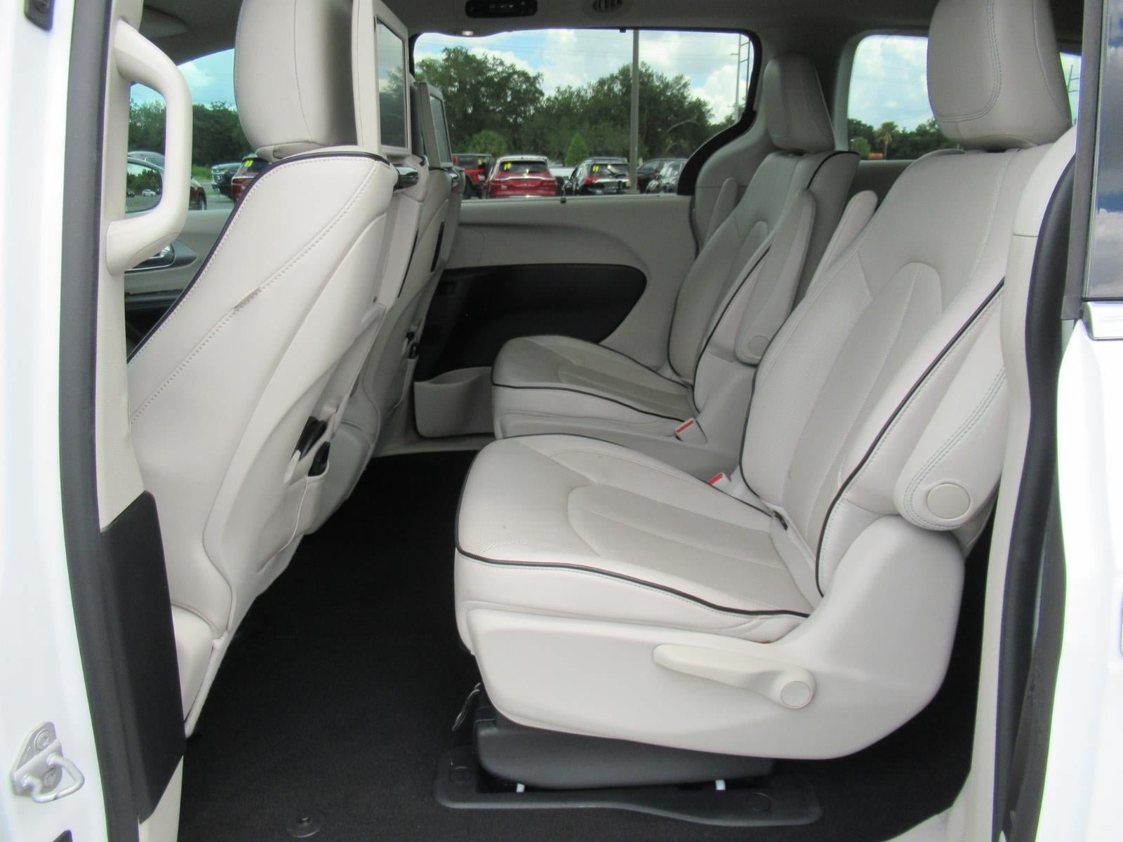 Used 2017 Chrysler Pacifica Platinum FWD image 35