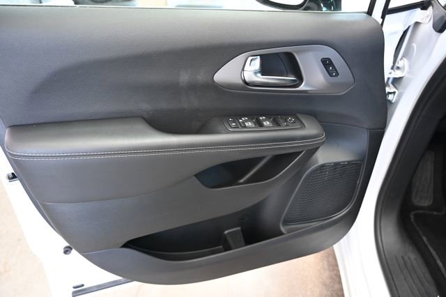 Used 2025 Chrysler Pacifica Select FWD image 28