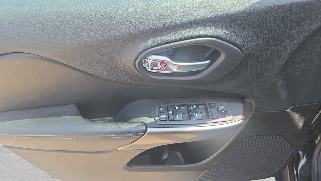 Used 2020 Jeep Cherokee Latitude FWD image 16