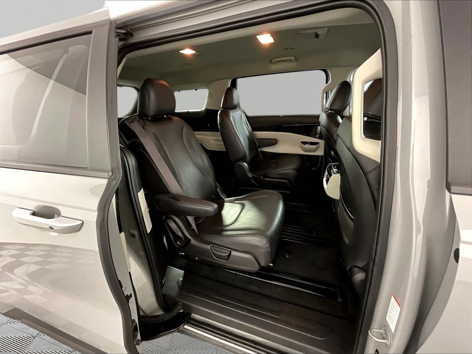 Used 2023 Kia Carnival EX FWD image 25