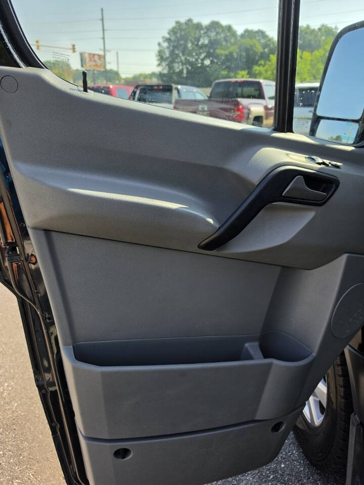 Used 2015 Freightliner Sprinter 2500 RWD image 9