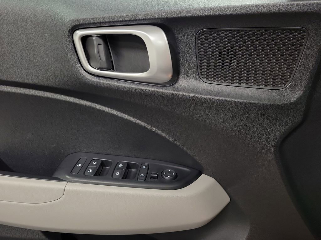 Used 2025 Hyundai Venue SEL FWD image 18