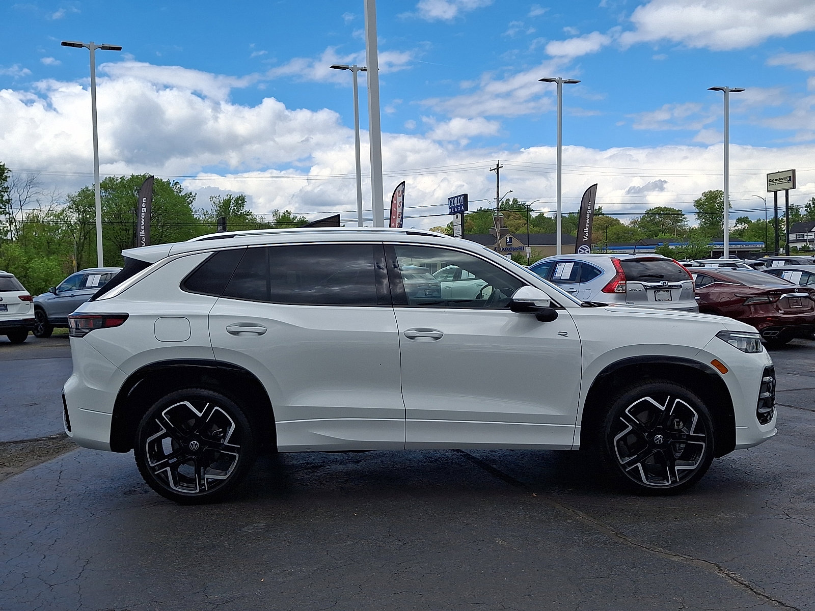 Certified 2025 Volkswagen Tiguan SEL R-Line AWD/4WD image 7