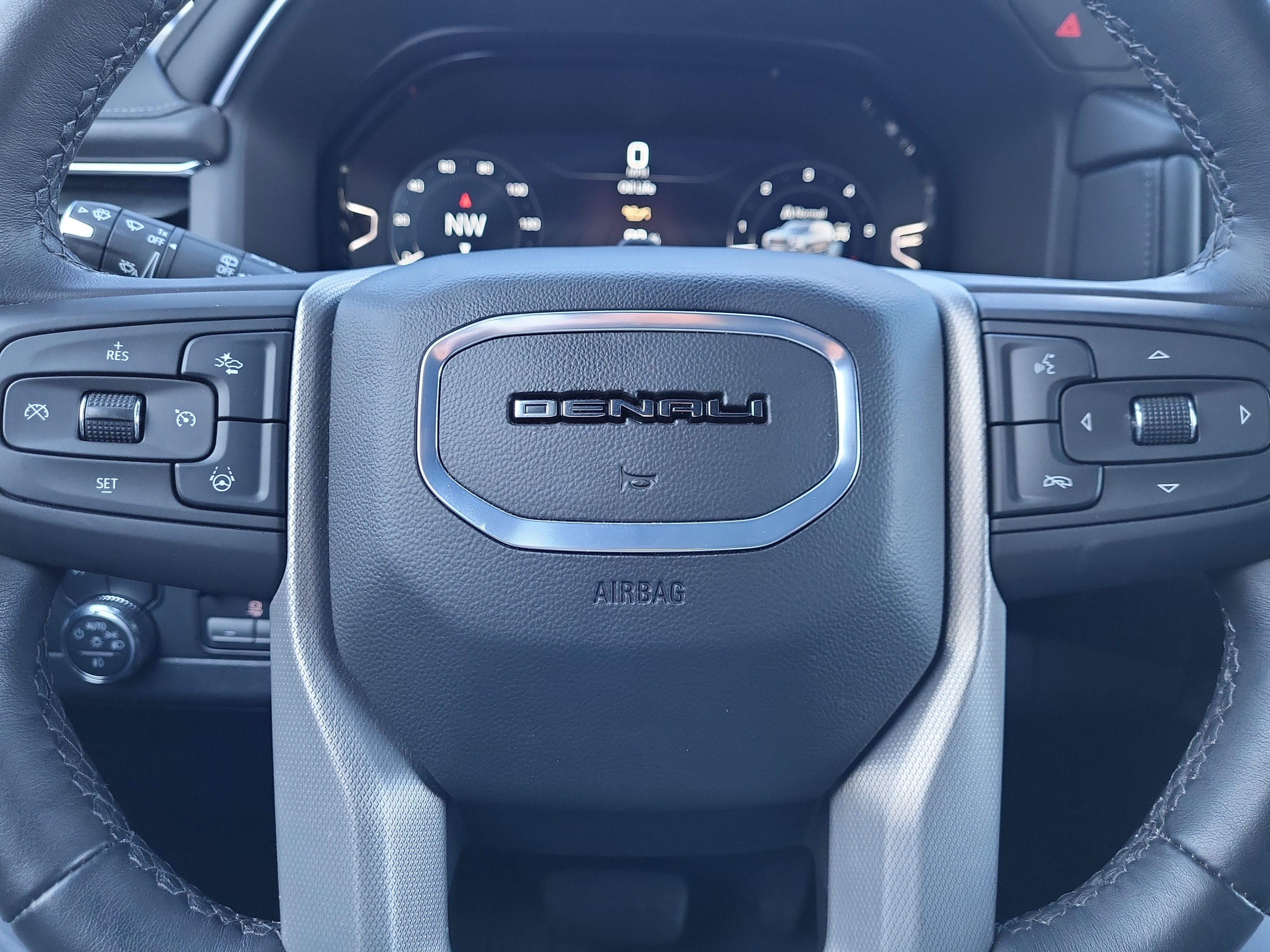 Used 2024 GMC Yukon Denali w/ Advanced Technology Package image 8