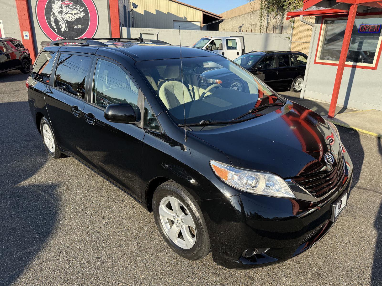 Used 2012 Toyota Sienna LE image 5