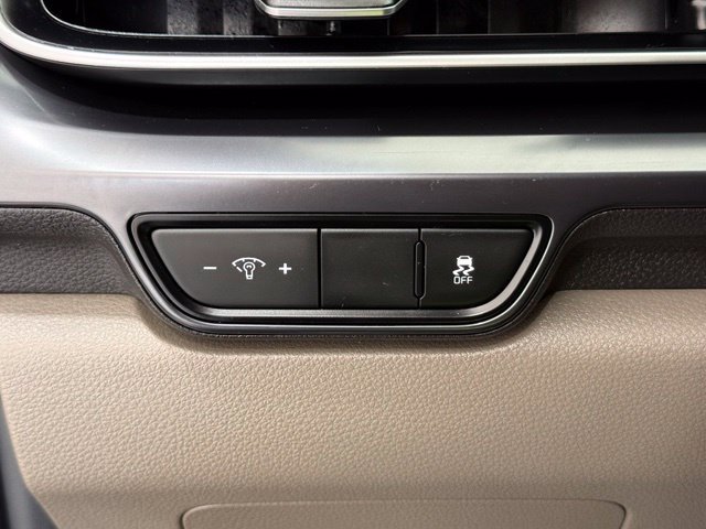 Used 2025 Kia Carnival FWD image 36