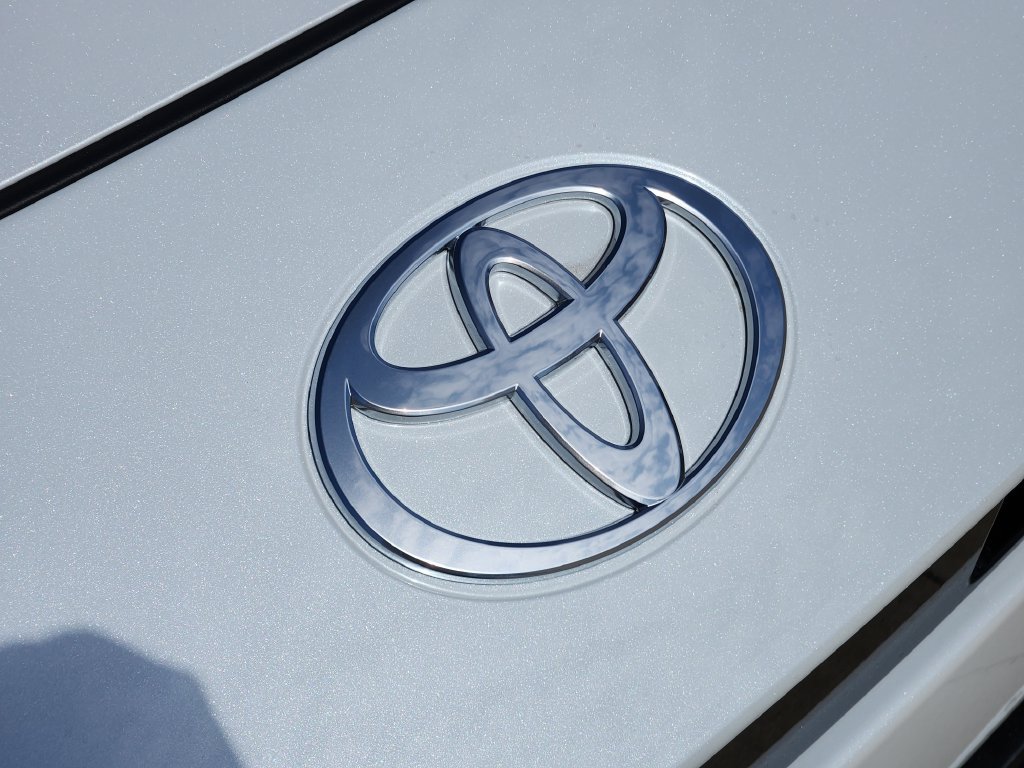 New 2026 Toyota Camry Hybrid FWD image 12