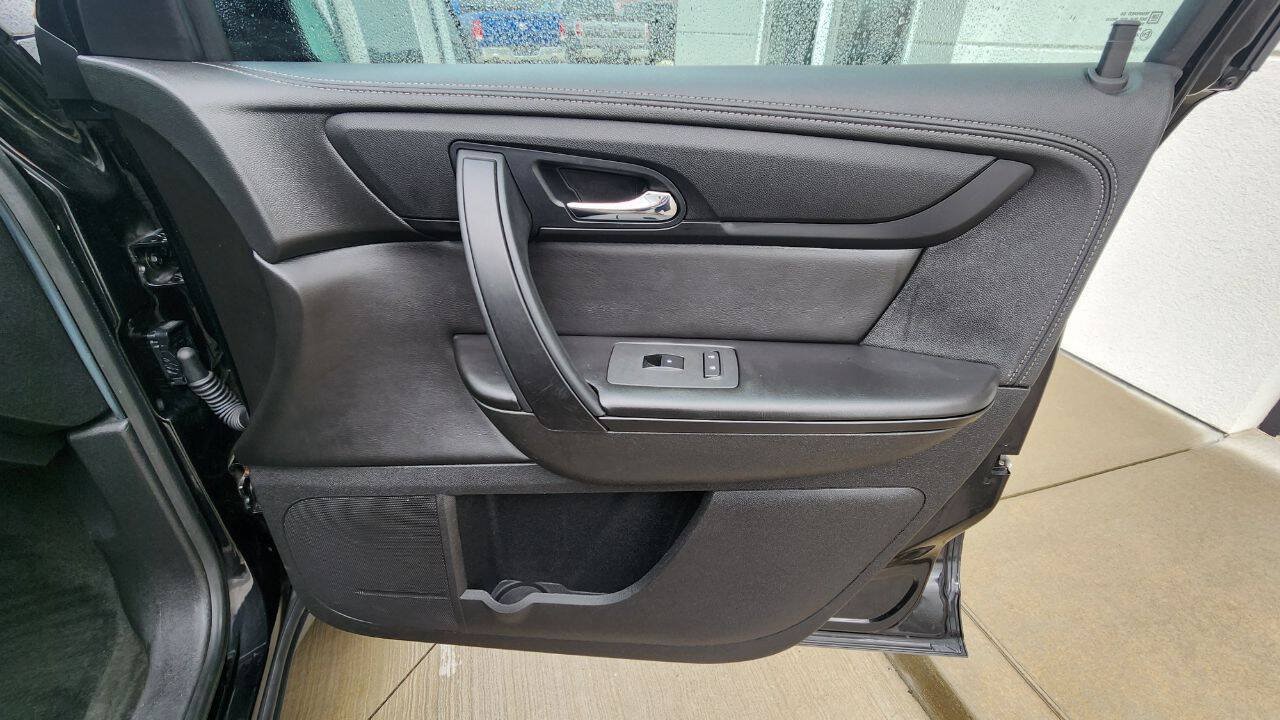 Used 2016 Chevrolet Traverse LT w/ Style and Technology Package FWD image 14