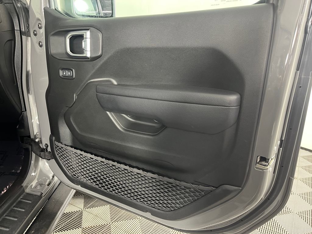 Used 2023 Jeep Wrangler Unlimited w/ Sun & Screen Package image 16
