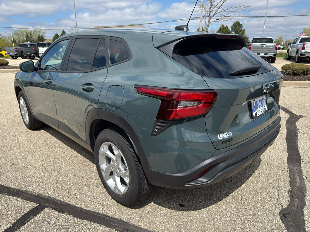 Used 2025 Chevrolet Trax LS w/ LS Convenience Package FWD image 4