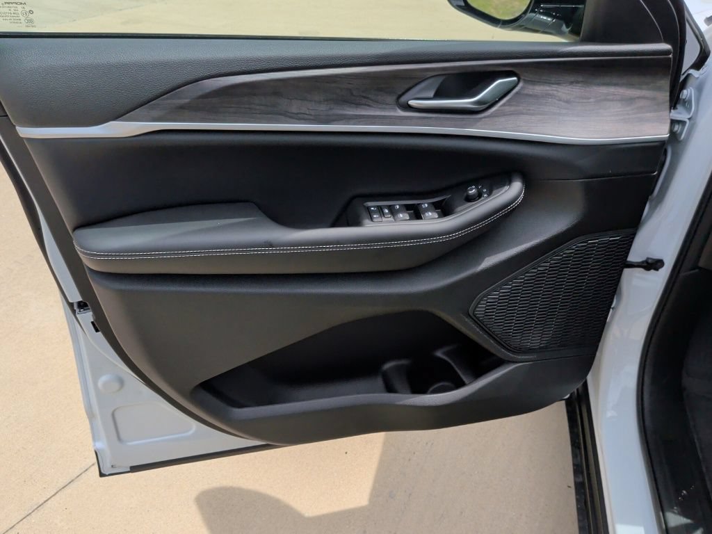 New 2026 Jeep Grand Cherokee Altitude RWD image 10
