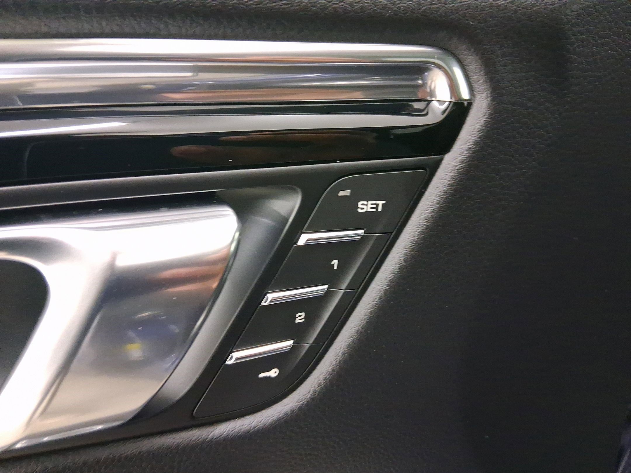 Used 2026 Porsche Macan AWD/4WD image 16