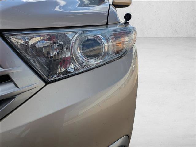 Used 2013 Toyota Highlander SE image 9