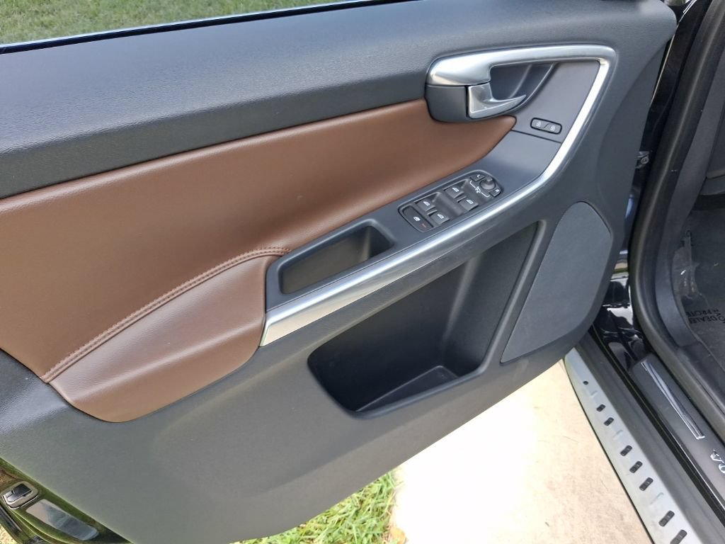 Used 2017 Volvo XC60 T5 Dynamic w/ Preferred Option Package FWD image 15