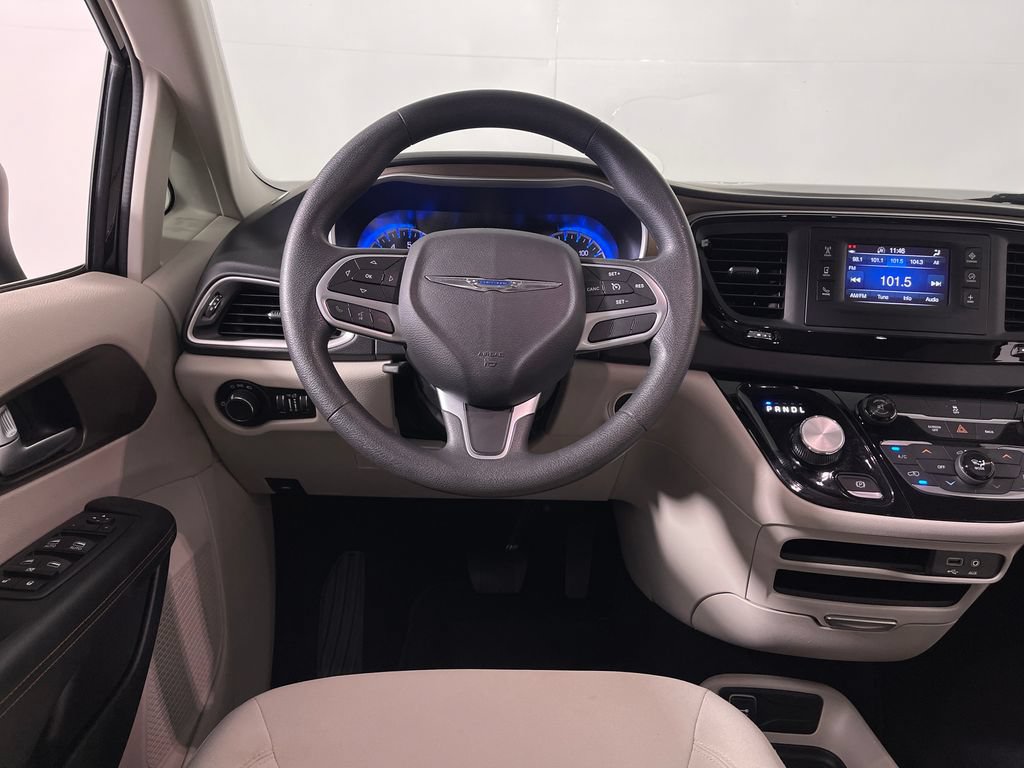 Used 2017 Chrysler Pacifica LX FWD image 15