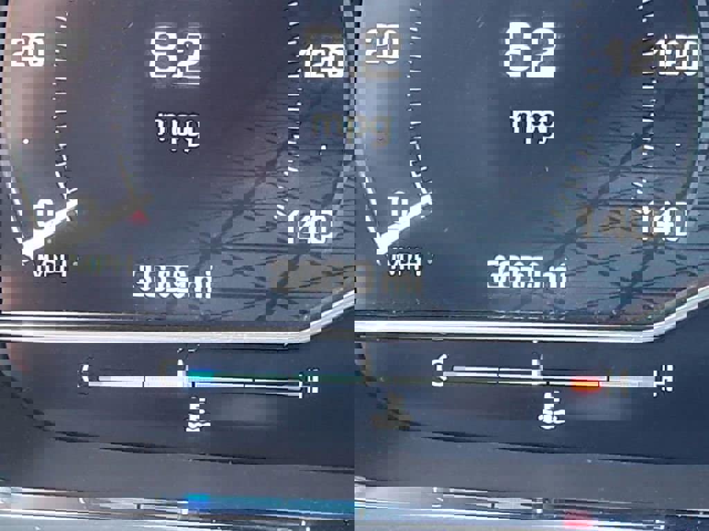 Used 2024 GMC Yukon SLT w/ SLT Premium Package image 12