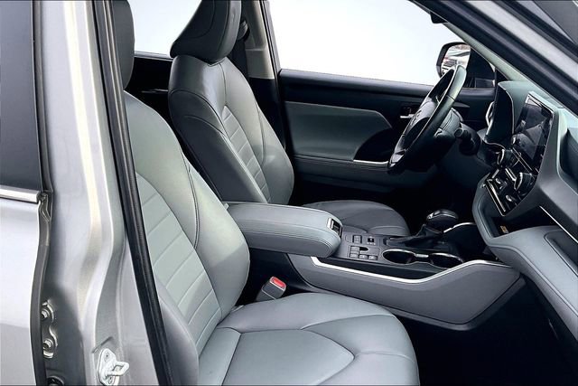 Used 2023 Toyota Highlander L image 32