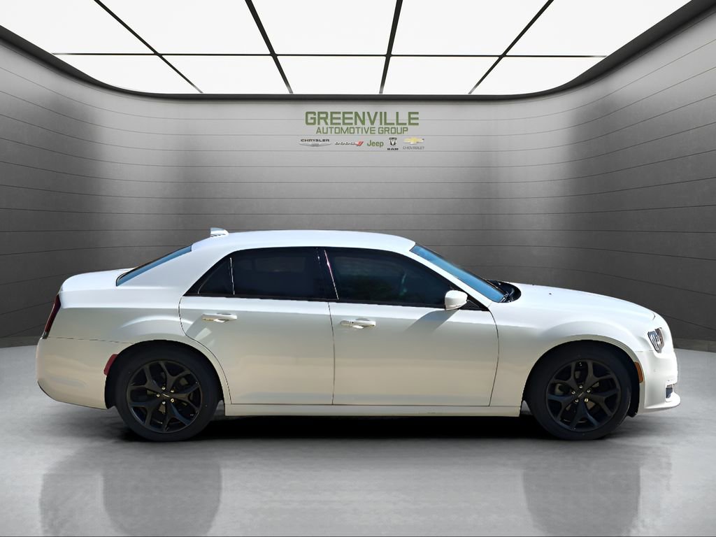 Used 2022 Chrysler 300 Touring L RWD image 6