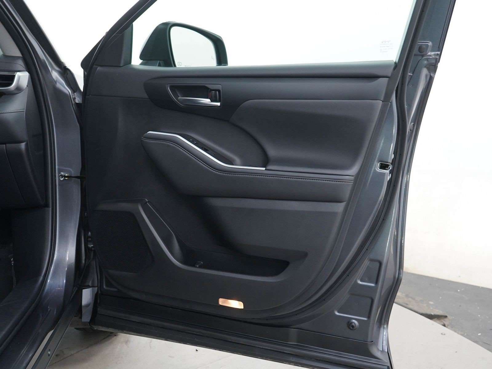 Used 2025 Toyota Highlander XLE AWD/4WD image 9