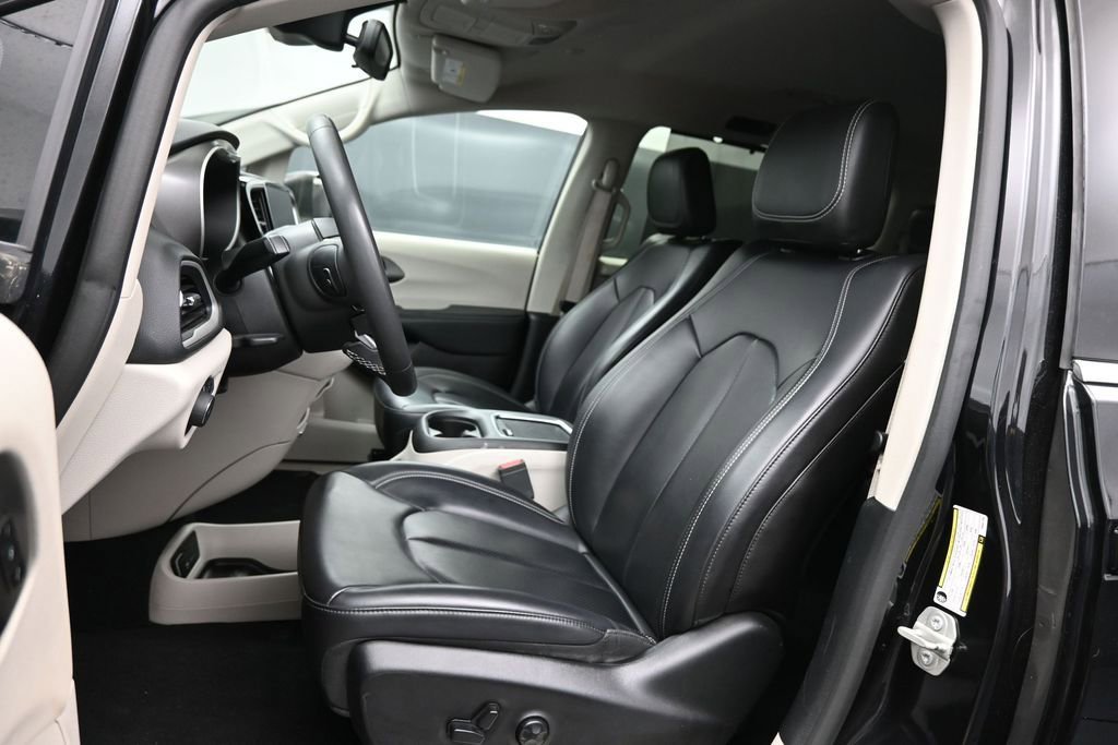 Used 2023 Chrysler Pacifica Touring-L FWD image 11