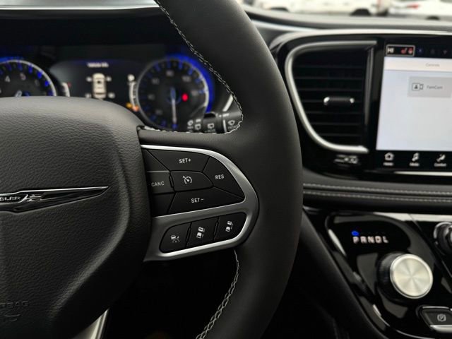 New 2026 Chrysler Pacifica Limited w/ Uconnect Theater Family Group image 32