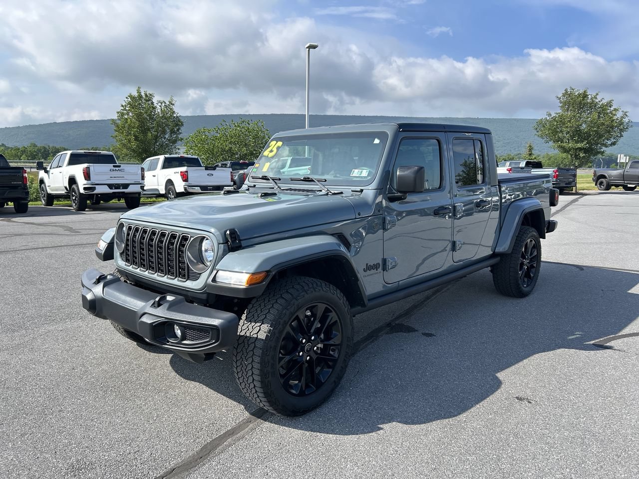 Used 2025 Jeep Gladiator Sport AWD/4WD image 3