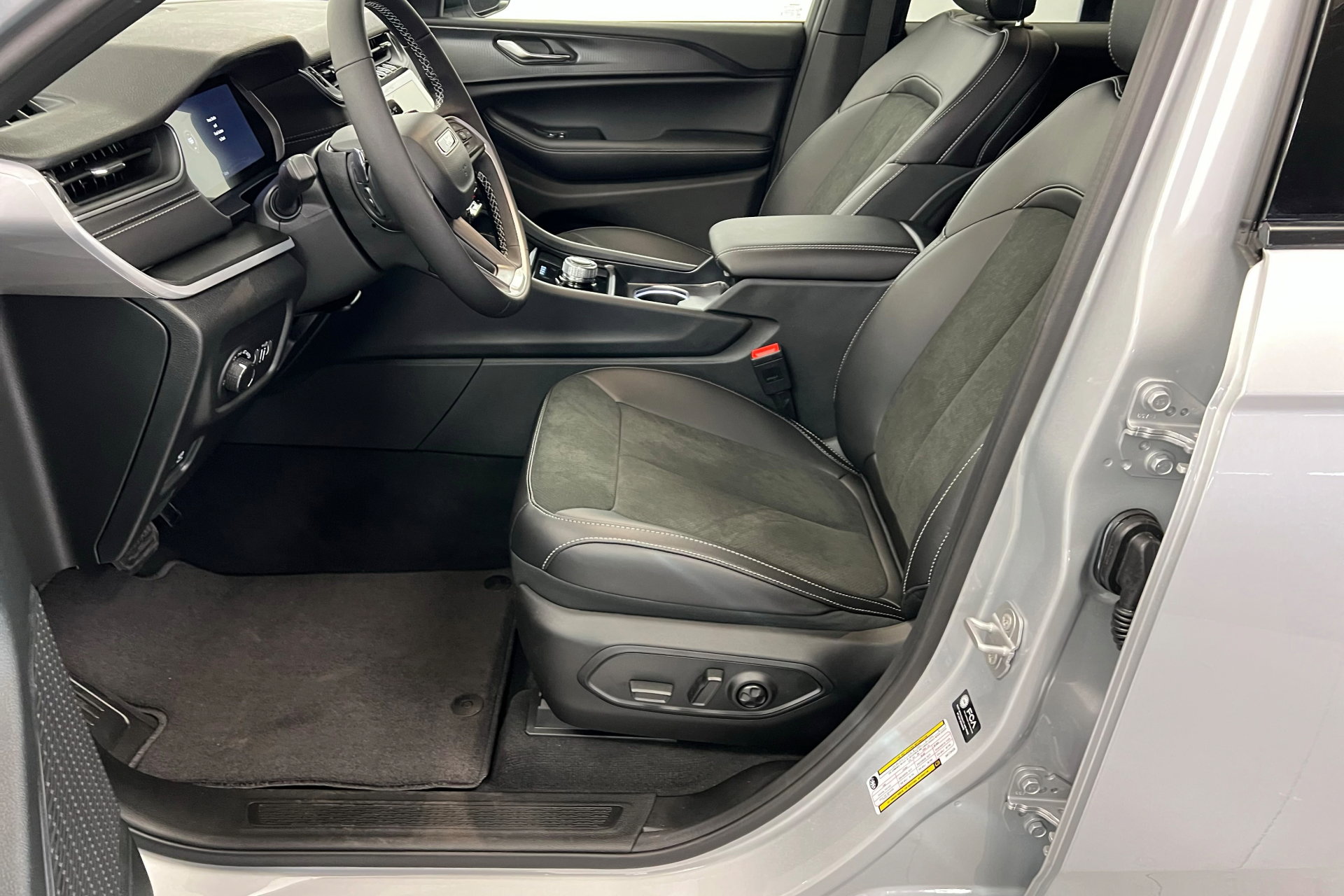 New 2025 Jeep Grand Cherokee Altitude AWD/4WD image 17