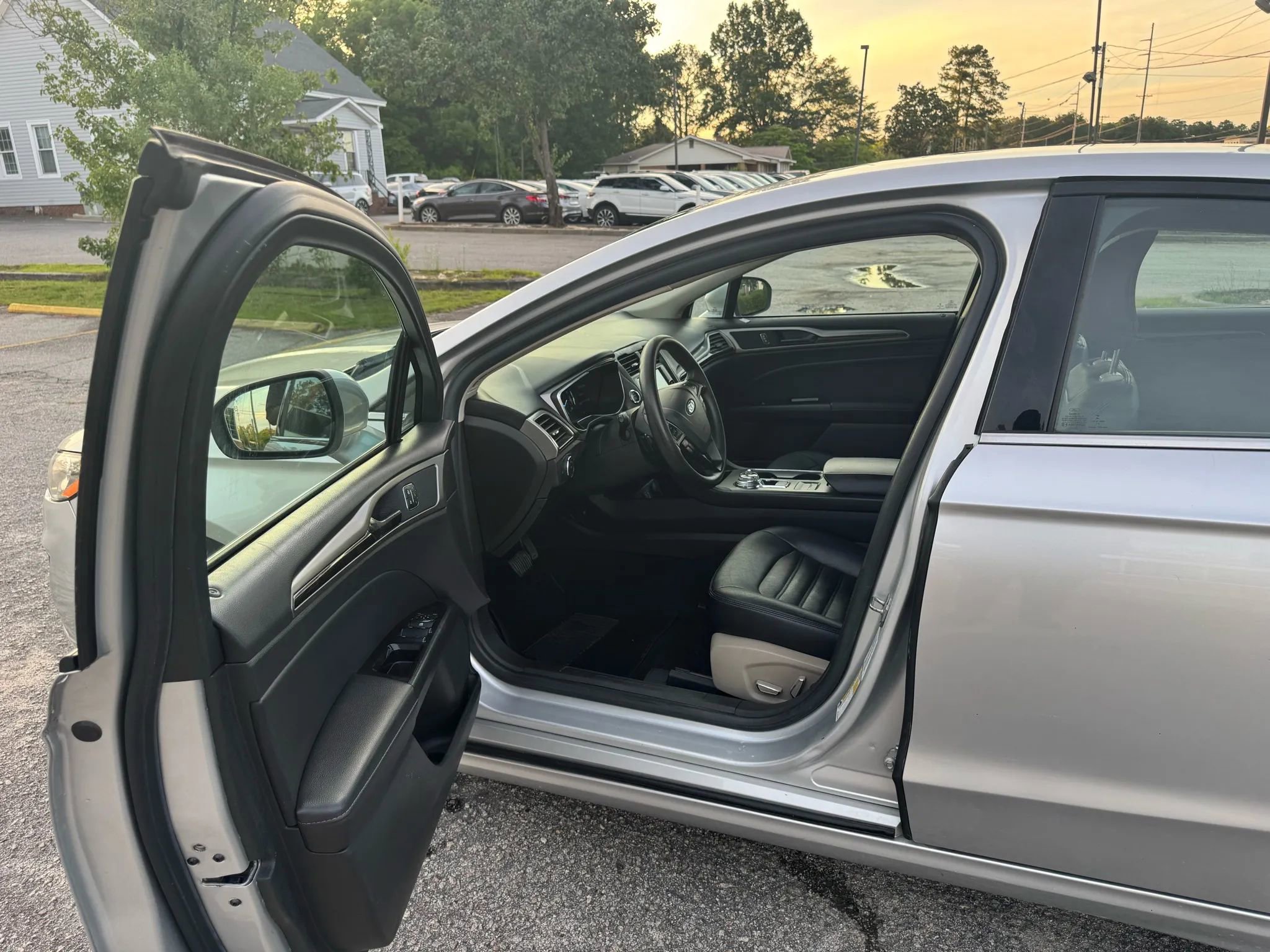 Used 2019 Ford Fusion SE FWD image 9
