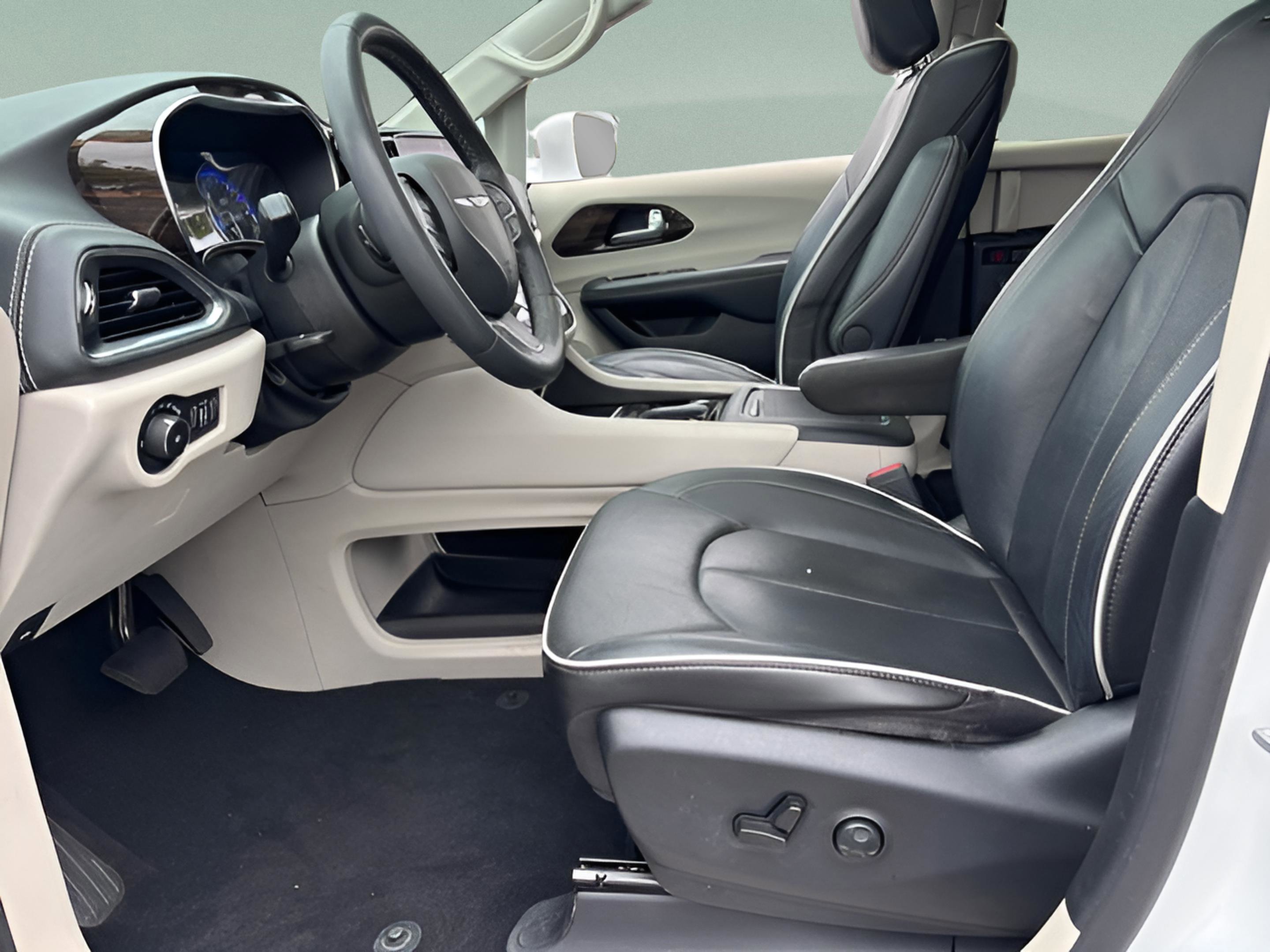 Used 2022 Chrysler Pacifica Limited w/ Uconnect Theater Family Group image 9